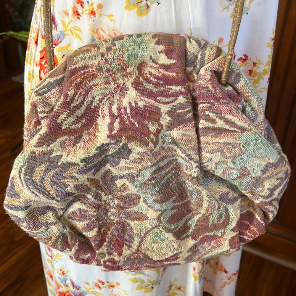 Clamshell closure bag